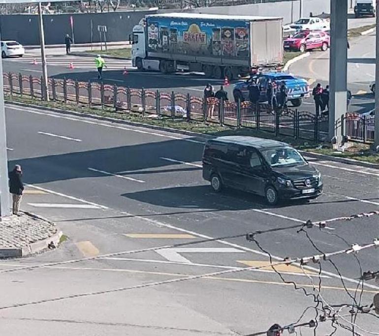 Üst geçidin altından karşıya geçen aileye otomobil çarptı; 3 ölü, 1 yaralı