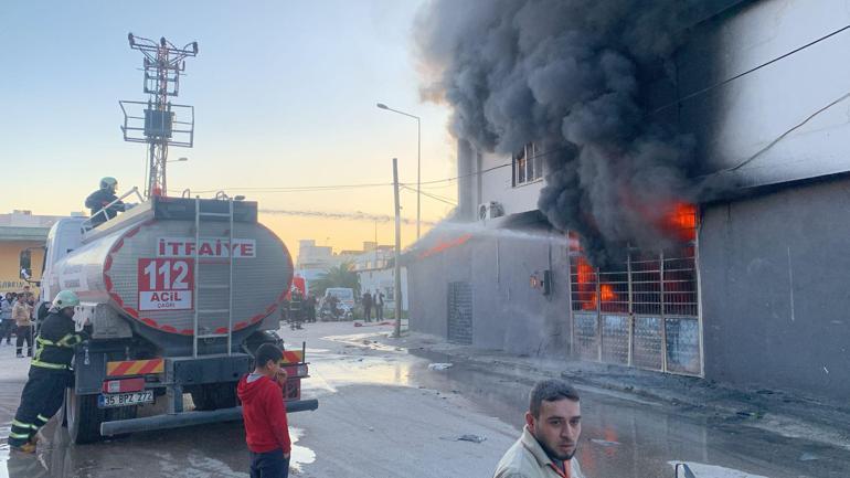 Adanada sünger fabrikasında çıkan yangın kontrol altına alındı