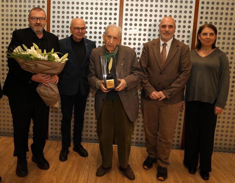 Haldun Taner Öykü Ödülünün kazananı Polat Özlüoğlu, ödülünü Doğan Hızlanın elinden aldı