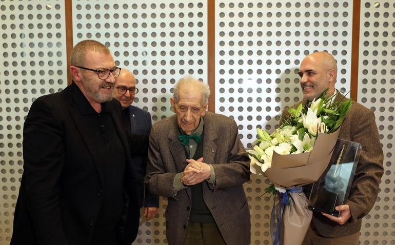 Haldun Taner Öykü Ödülünün kazananı Polat Özlüoğlu, ödülünü Doğan Hızlanın elinden aldı