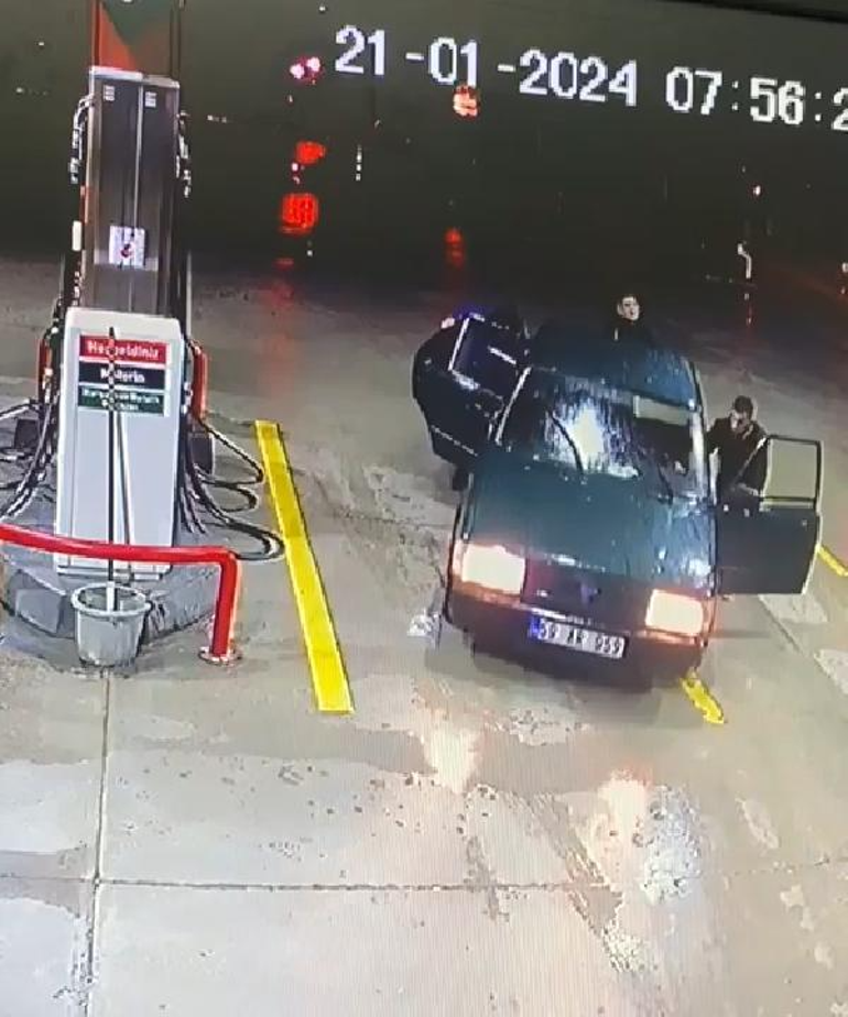 Çaldıkları otomobili, yakıtı bitince iterek götürdükleri akaryakıt istasyonunda yakalandılar