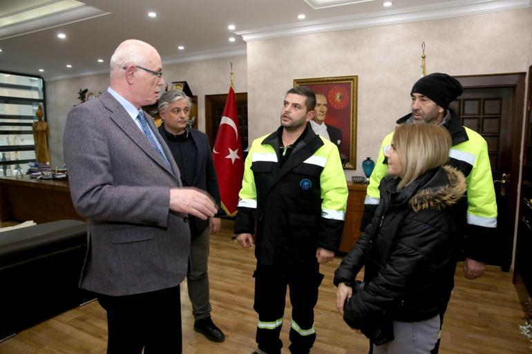 Temizlik işçisi para ve altın dolu çantayı sahibine teslim etti