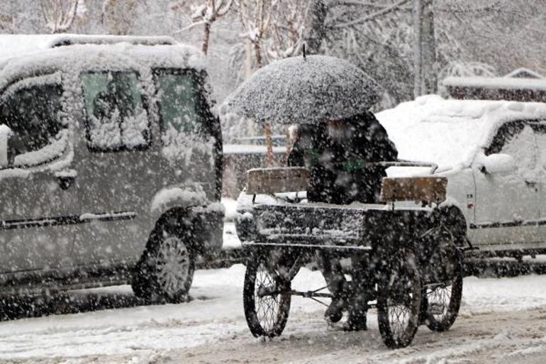 Vanda kar nedeniyle kapanan yollar açılıyor