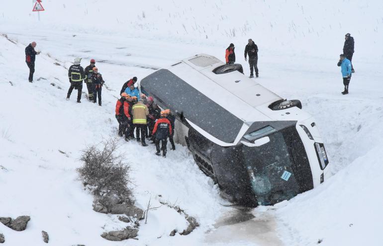 Cenazeden dönenleri taşıyan yolcu otobüsü devrildi: 14 yaralı