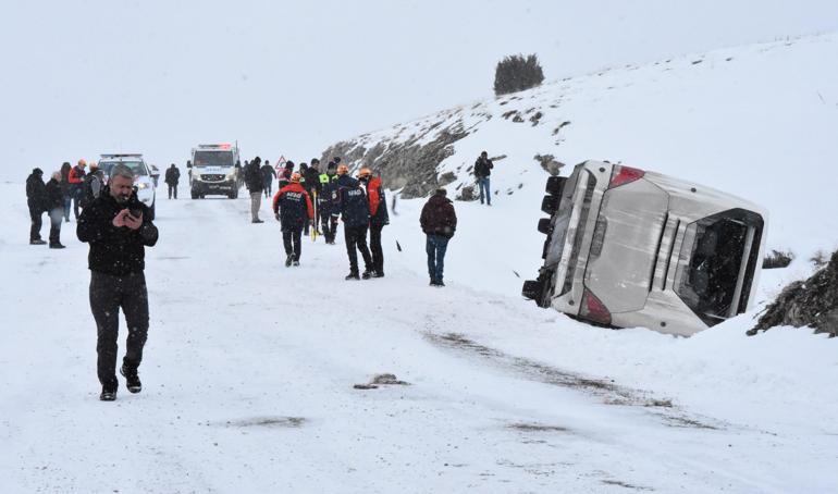Cenazeden dönenleri taşıyan yolcu otobüsü devrildi: 14 yaralı