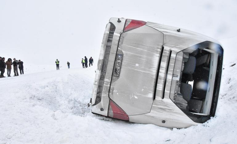 Cenazeden dönenleri taşıyan yolcu otobüsü devrildi: 14 yaralı