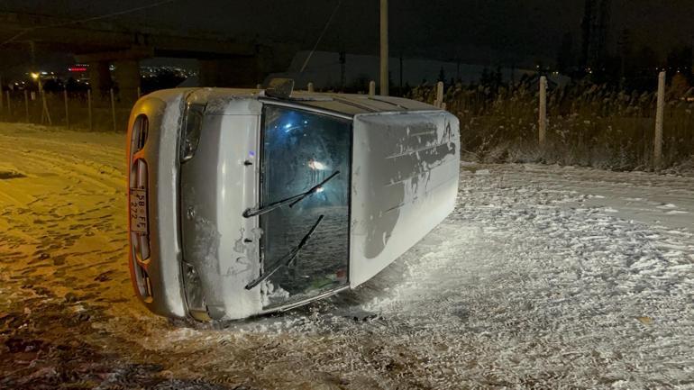 Otomobilin çarptığı aydınlatma direği devrildi; polisler son anda kurtuldu