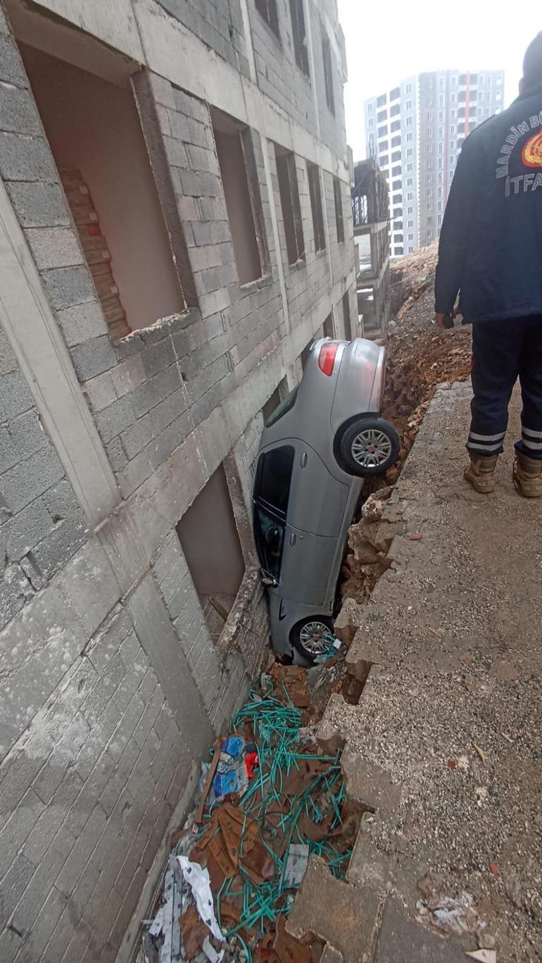 Otomobil, inşaat ile istinat duvarı arasındaki boşluğa düştü