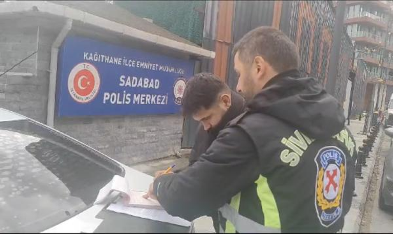 Kağıthanede otomobilin aynasını kırıp kaza yapan motosiklet sürücüsü gözaltına alındı