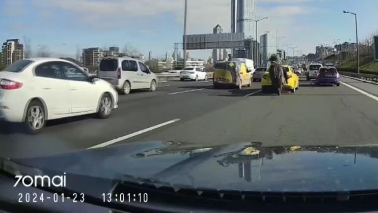 Kağıthanede otomobilin aynasını kırıp kaza yapan motosiklet sürücüsü gözaltına alındı
