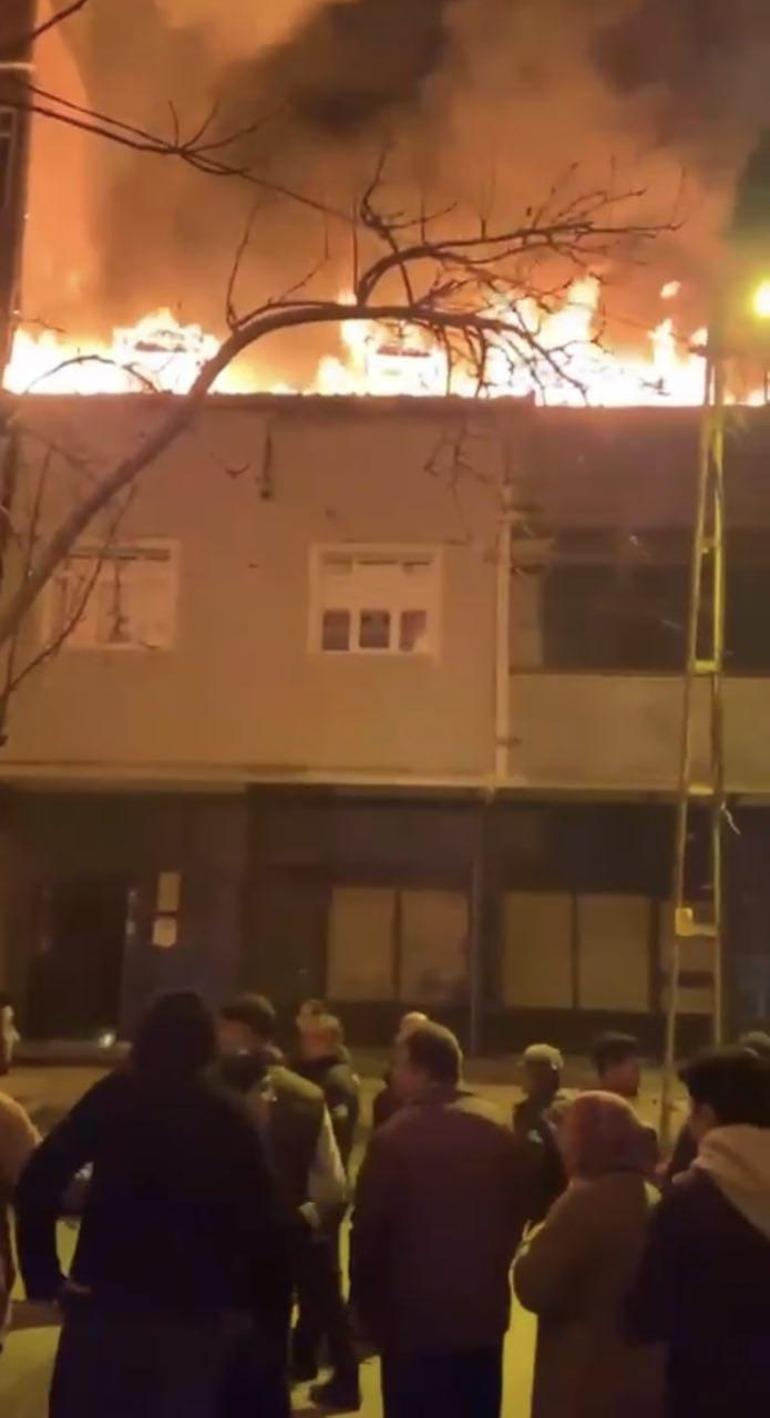 Tuzlada 2 katlı binanın çatısı alev alev yandı