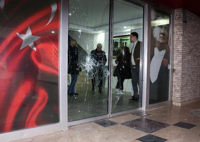 Antalyada CHP il binasına taşlı saldırı