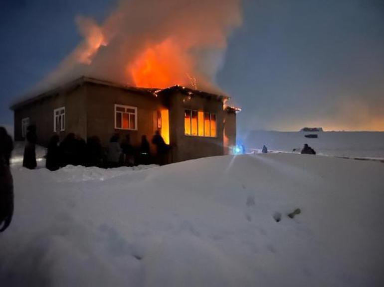 Vandaki ev yangınında 6 aylık Şerzan bebek, beşiğinde yanarak can verdi
