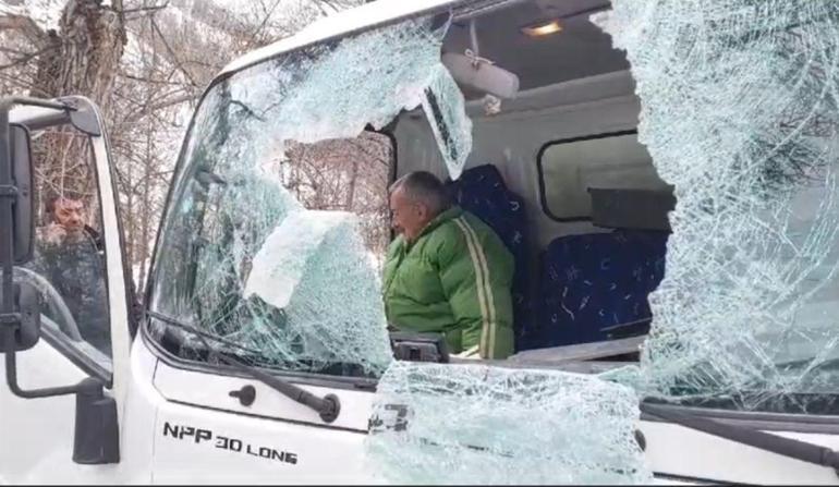 Dağdan kopan kaya parçası kamyonetin ön camından girdi; 1 ölü