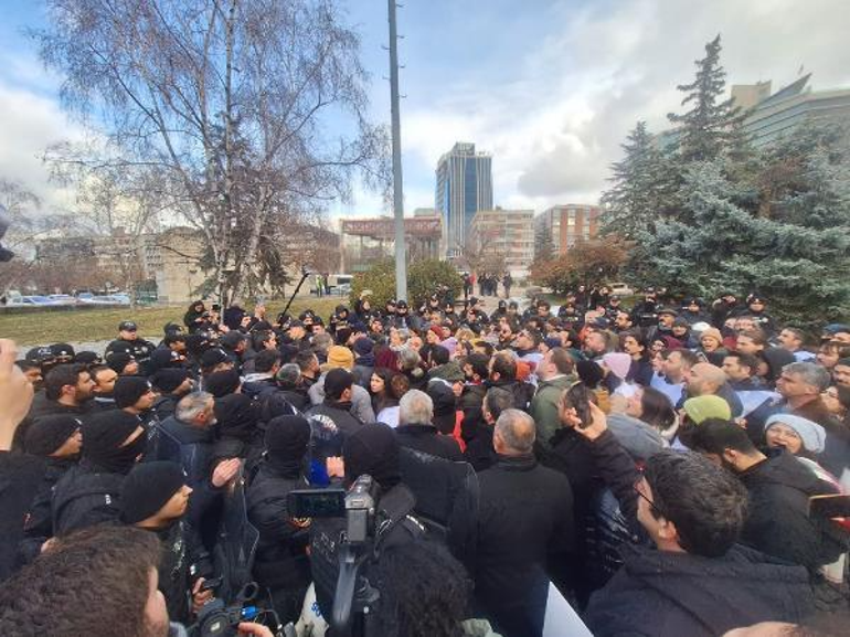 Özel sektörde çalışan öğretmenler, taban maaş hakkı için TBMMye yürüdü
