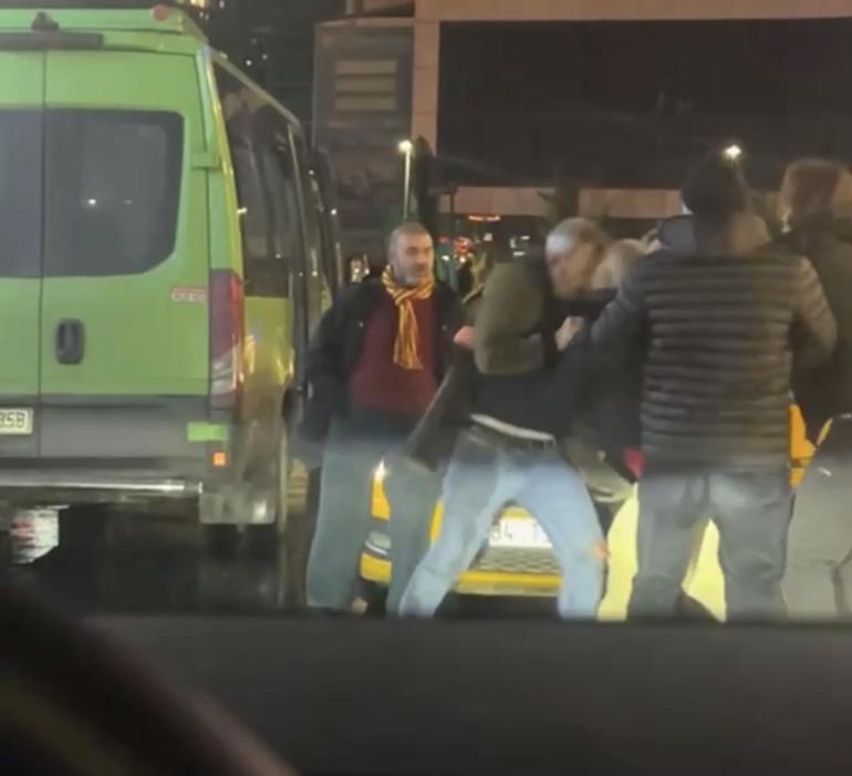 Kağıthanede taksici ile tartıştığı kişiler arasında kavga: Kadın baygınlık geçirdi