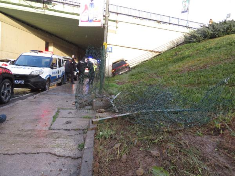 Kadıköyde cip bariyerlere çarptı