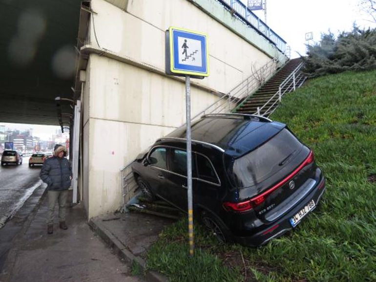 Kadıköyde cip bariyerlere çarptı