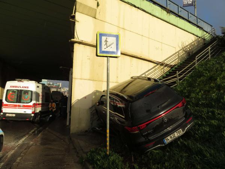 Kadıköyde cip bariyerlere çarptı