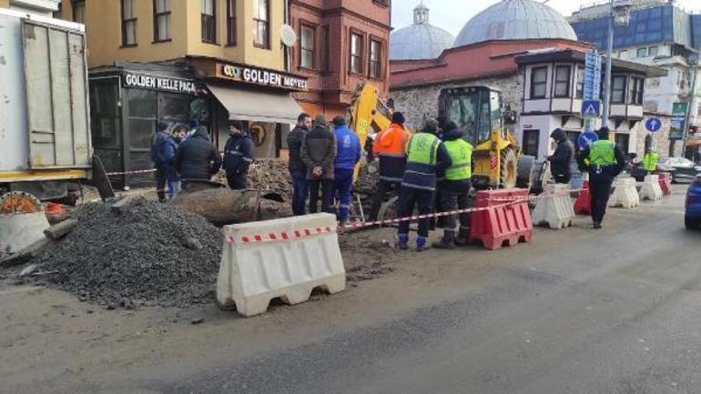 Beşiktaşta isale hattı patladı; yollar su içinde kaldı