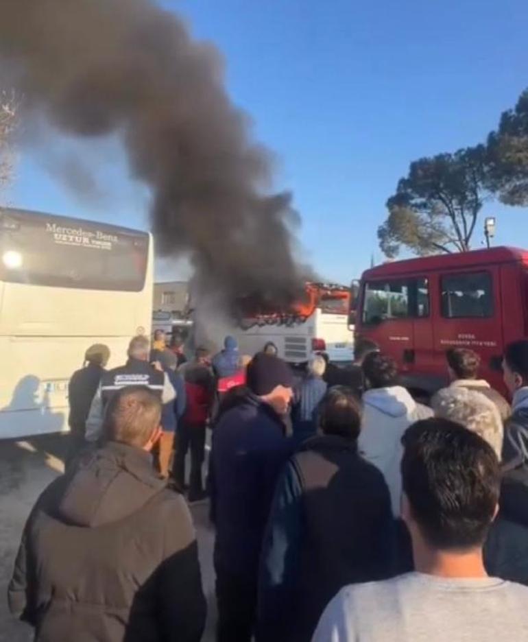 Bursada park halindeki otobüs yandı