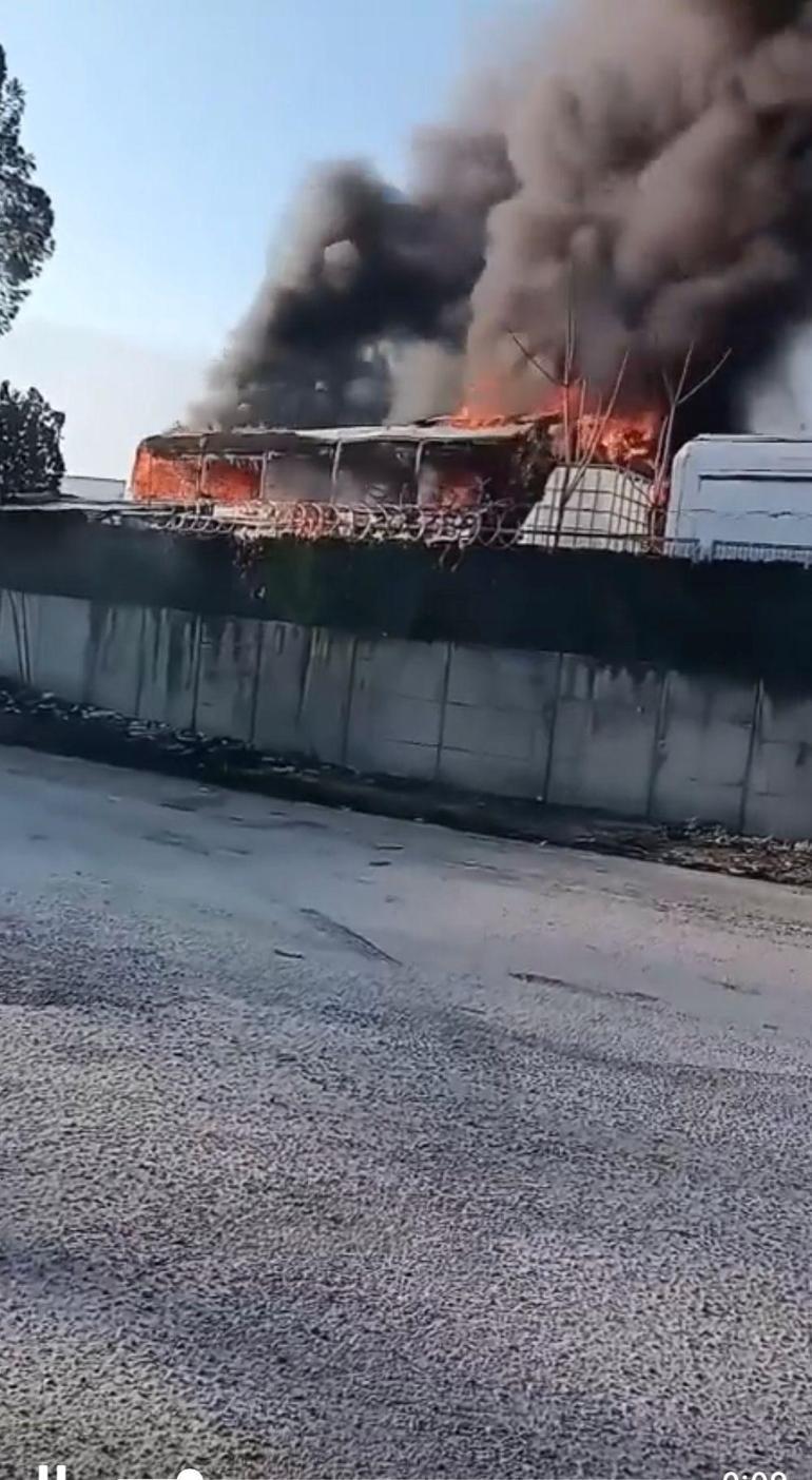 Bursada park halindeki otobüs yandı