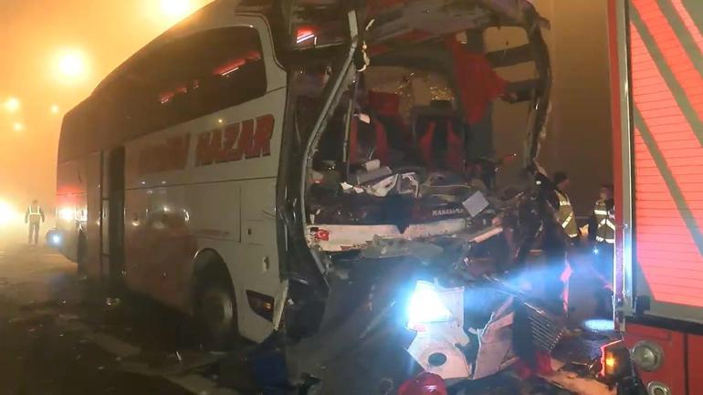 Çekmeköy Kuzey Marmara Otoyolunda yolcu otobüsü TIRa çarptı: 1i ağır 19 yaralı
