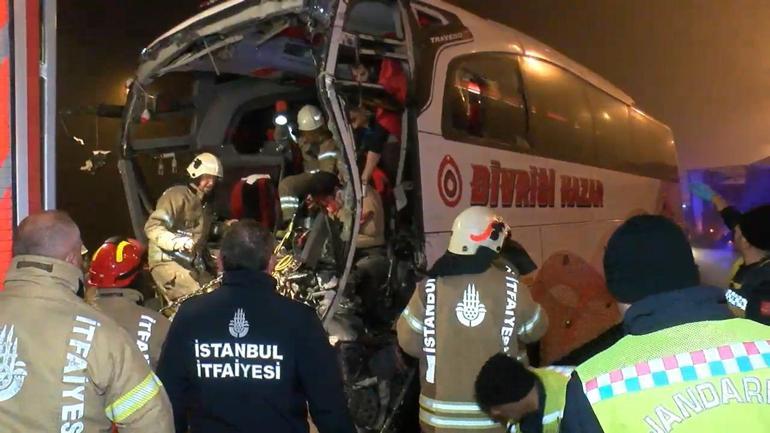 Çekmeköy Kuzey Marmara Otoyolunda yolcu otobüsü TIRa çarptı: 1i ağır 19 yaralı