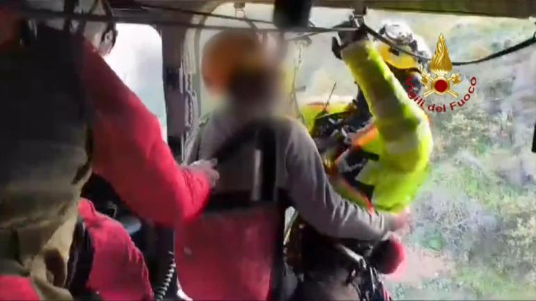 İtalyada sarp yamaçta mahsur kalan dağcı helikopterle kurtarıldı