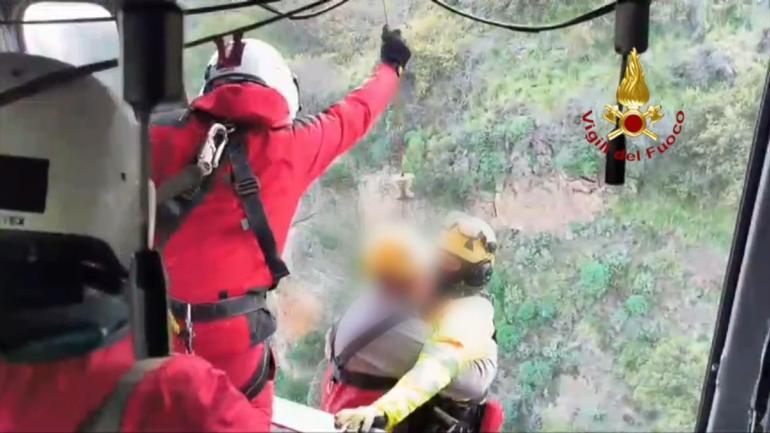 İtalyada sarp yamaçta mahsur kalan dağcı helikopterle kurtarıldı