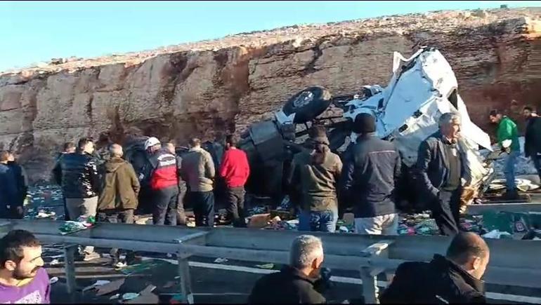 Hijyen malzemesi yüklü TIR devrildi, şoför yaralandı