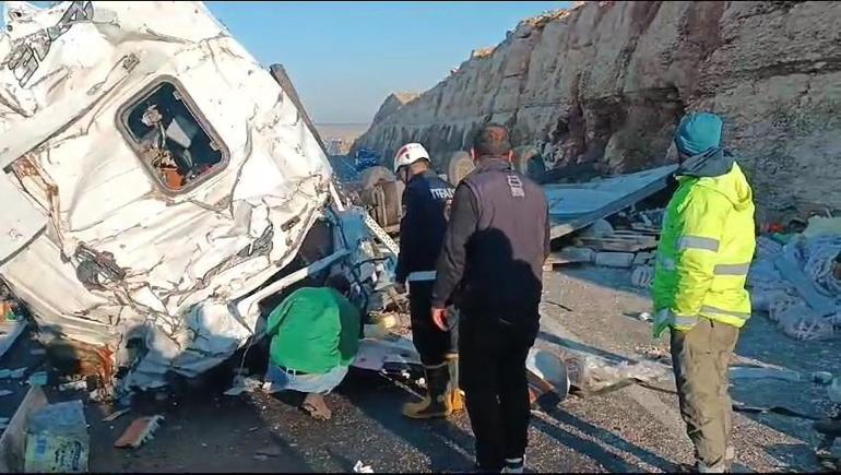 Hijyen malzemesi yüklü TIR devrildi, şoför yaralandı
