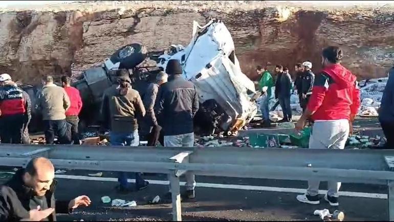 Hijyen malzemesi yüklü TIR devrildi, şoför yaralandı