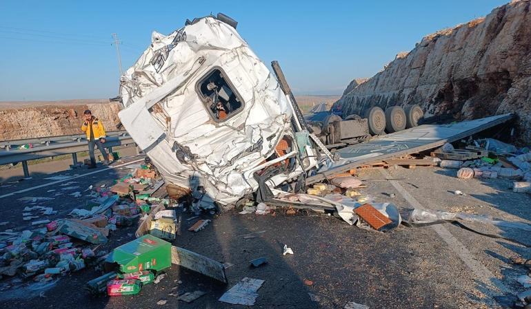 Hijyen malzemesi yüklü TIR devrildi, şoför yaralandı