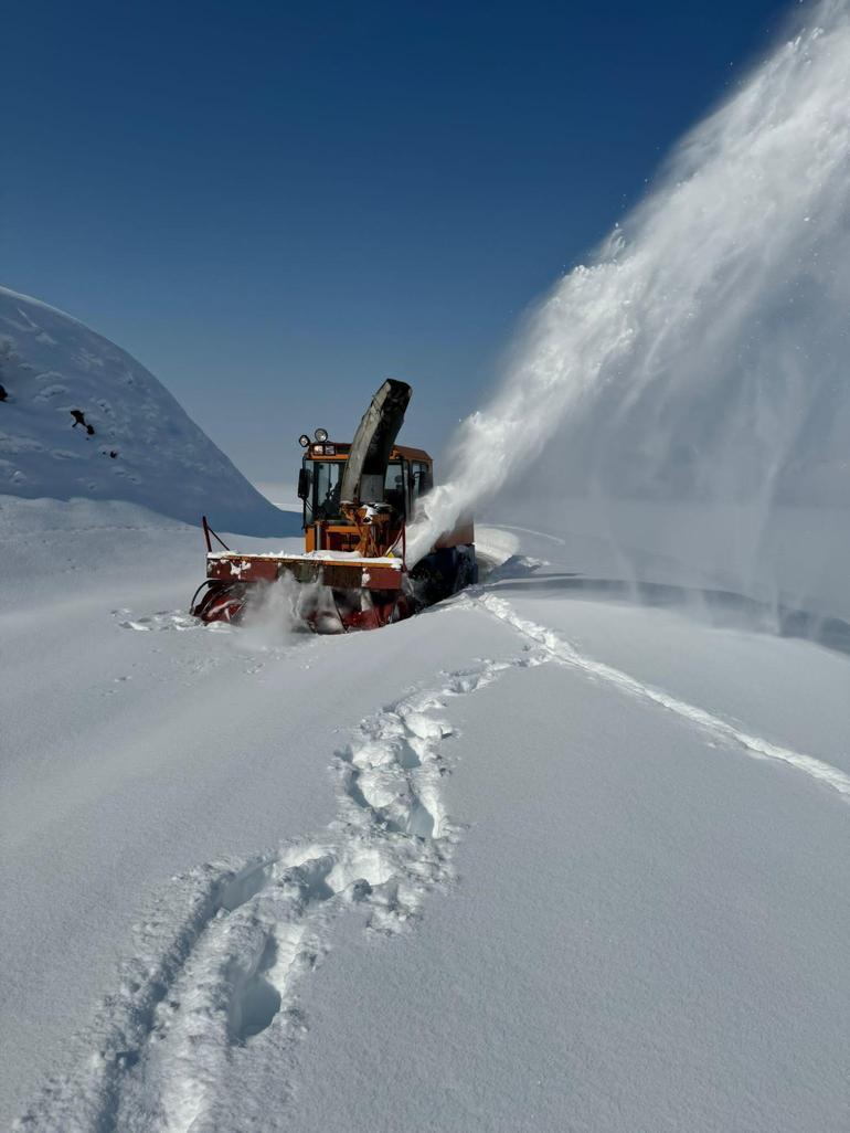 Yüksekovada kardan kapanan 80 köy yolu ulaşıma açıldı