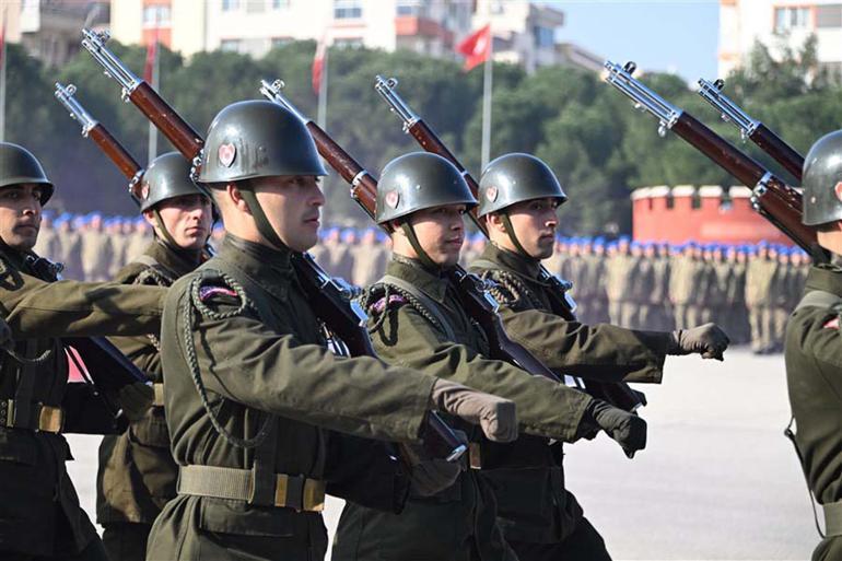 Manisada 3 bin 660 erbaş ve er yemin edip komando beresini taktı