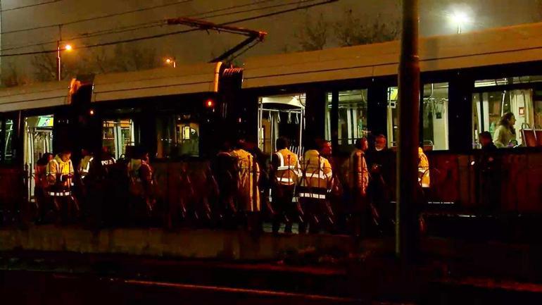 Zeytinburnunda iki tramvay çarpıştı: vatman ve 2 yolcu yaralandı