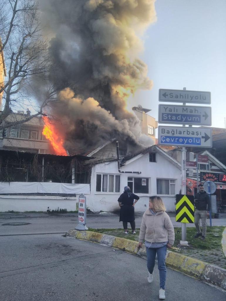 Maltepede tarihi kıraathanede yangın; 2 kişi dumandan etkilendi