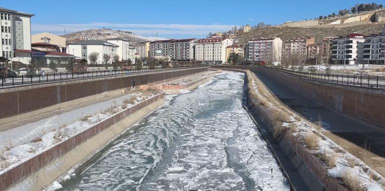 Türkiyenin en hızlı akan nehri buz tuttu