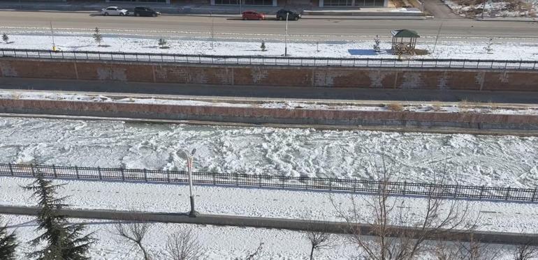Türkiyenin en hızlı akan nehri buz tuttu