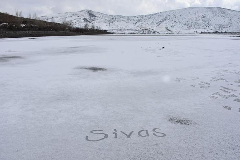Eksi 12 dereceyi gören Sivasta, Yıldız Göleti buz tuttu