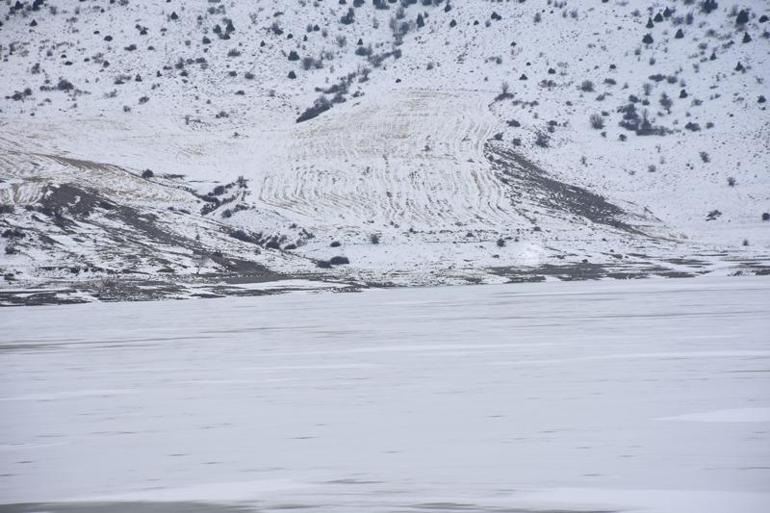 Eksi 12 dereceyi gören Sivasta, Yıldız Göleti buz tuttu