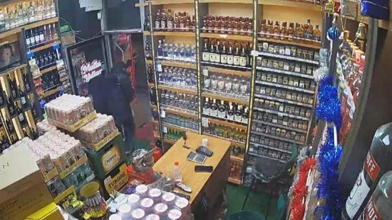 Bahçelievlerde tekel bayisine silahlı saldırı kamerada