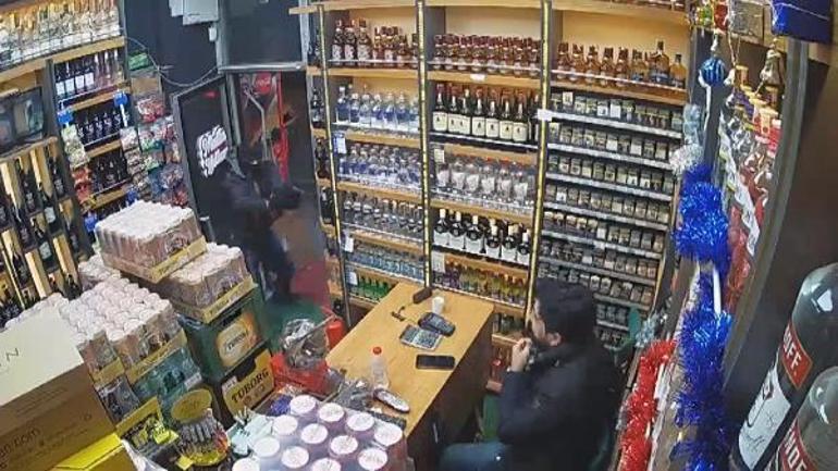 Bahçelievlerde tekel bayisine silahlı saldırı kamerada