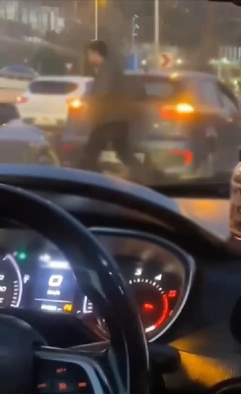 Çekmeköyde seyir halindeki otomobilden düşen kadını zorla araca bindirdi