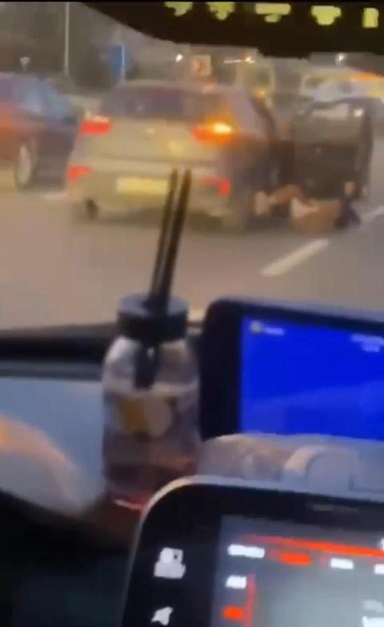 Çekmeköyde seyir halindeki otomobilden düşen kadını zorla araca bindirdi