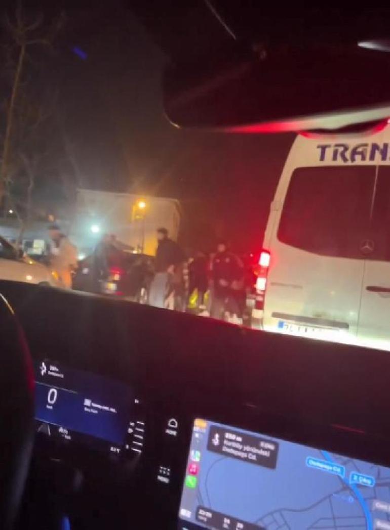 Başakşehirde asker uğurlama konvoyunda trafiği kapatıp meşale yaktılar