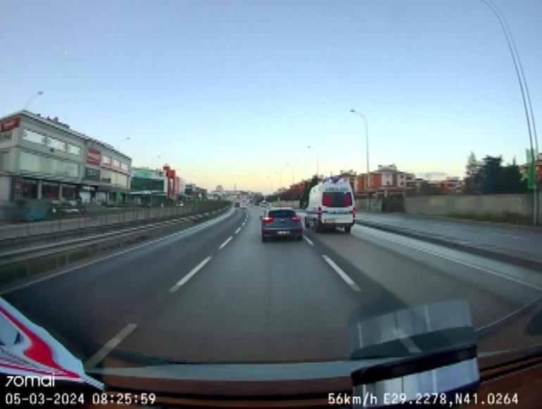 Çekmeköyde otomobili ambulansın üzerine sürdü; o anlar kamerada