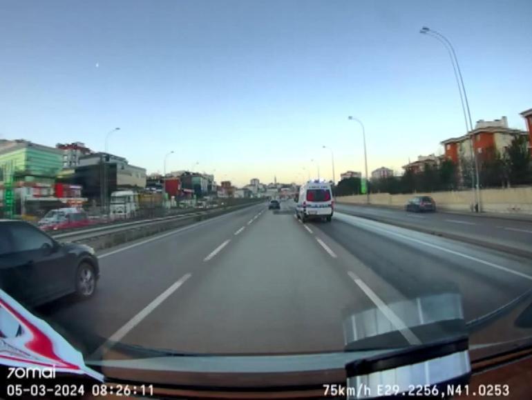 Çekmeköyde otomobili ambulansın üzerine sürdü; o anlar kamerada