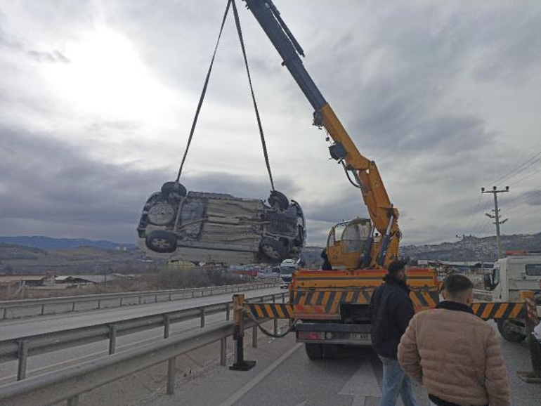 Otomobil refüjdeki su kanalına girdi: 2 yaralı